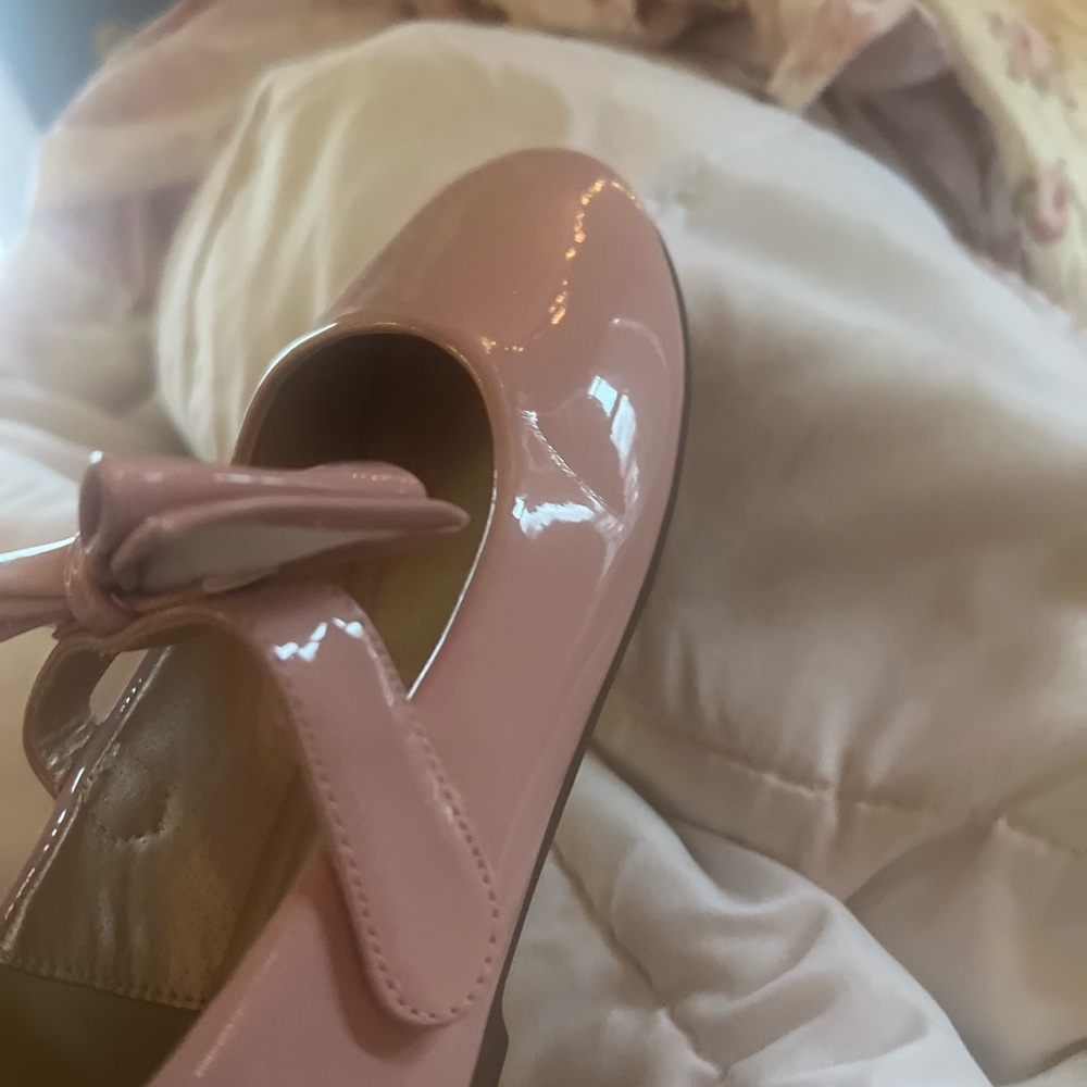 Elegant Pink Girl’s Patent Leather Mary Jane Bow Shoe. - Picture 3 of 7